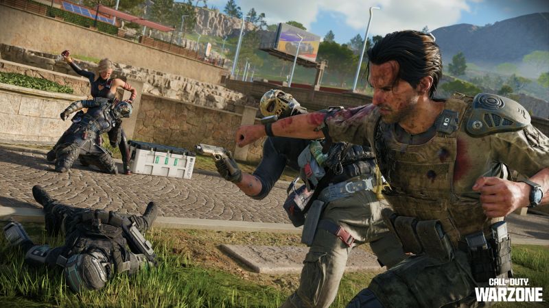Компания Raven Software опубликовала небольшие примечания к обновлению Call of Duty: Warzone Season 2. Небольшой патч, выпущенный в пятницу, 13 марта, добавил трекер прогресса победной серии в Black Ops Royale и исправил несколько ошибок.  В последнем обновлении исправлено несколько ошибок, в том числе проблема, из-за которой при наблюдении за товарищем по команде, использующим аптечку, индикатор его здоровья начинал мигать красным. Также исправлена ​​проблема, из-за которой игроки в состоянии нокаута во время полета в вингсьюте теряли элементы интерфейса после оживления.  Кроме того, обновление исправляет ошибку, из-за которой игроки, сидящие сзади, вылетали из машины при использовании функции «Забраться на крышу» на Polaris. Наконец, оно исправляет ошибку, из-за которой перк «Реактивная броня» не восстанавливал броню после того, как игрок был оживлён после падения.